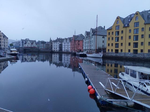 Ålesund é no Oeste da Noruega