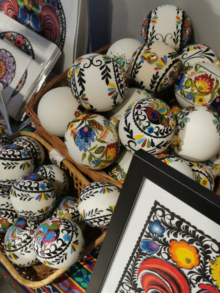 Decorações de Natal: bolas pintadas à mão na Polónia