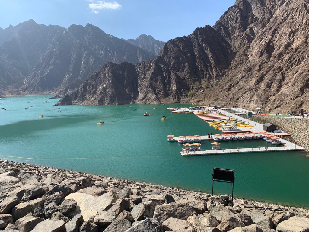 Dubai de Contrastes praia de lago rodeada de montanhas no Dubai